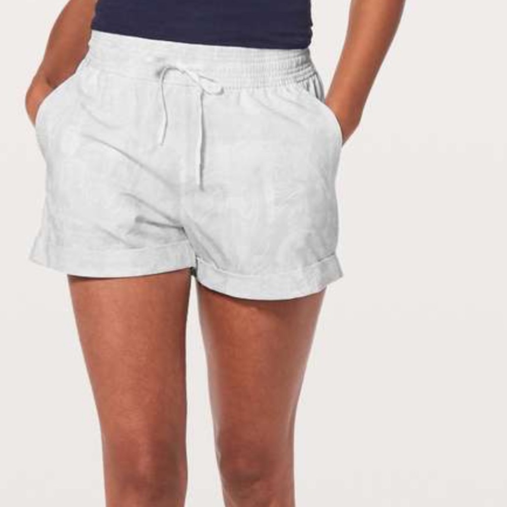 Lululemon Spring Break Away Shorts Eternal Wave White 3” Size 6 NWOT